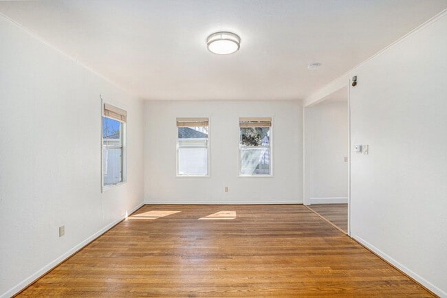 Building Photo - 1542 Bay St. - 2 bedroom | 1 bath | Large backyard