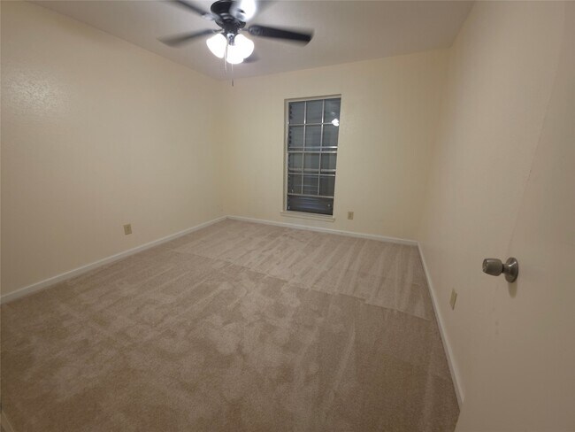 Building Photo - 4860 Kentington Dr