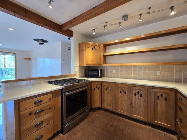 Building Photo - 133 Valley Dr