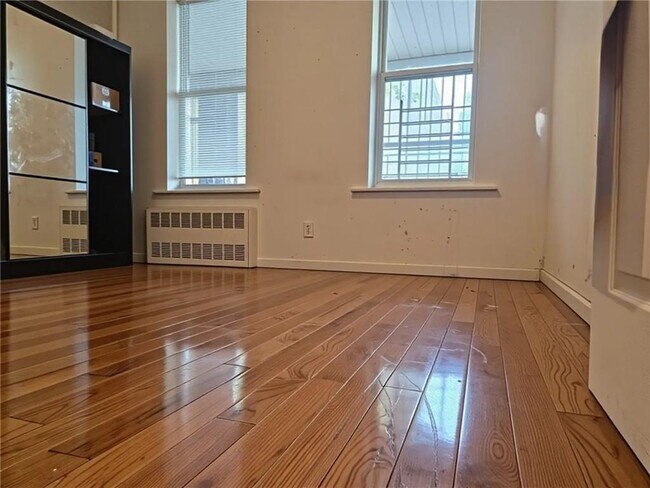 Building Photo - 302 Parkville Ave