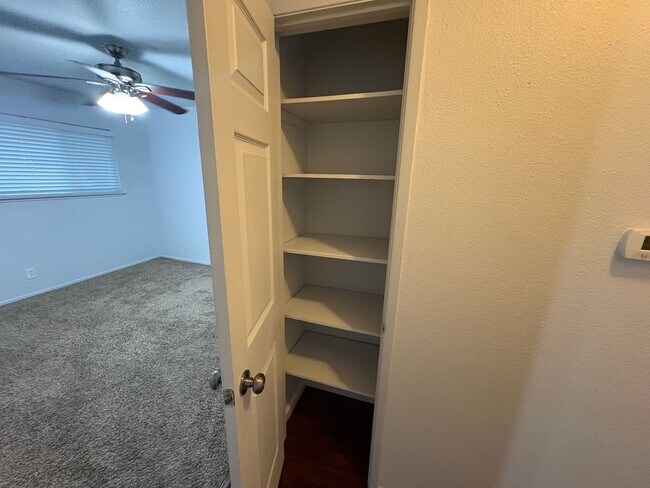 Building Photo - Rent Today! Available Charming 2 Bed 1 Bath in North Highlands Area!
