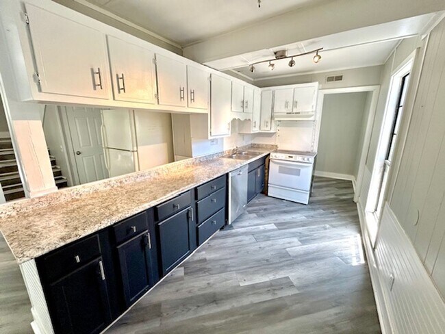 Building Photo - SPACIOUS 3 BEDROOM, 2 BATH HOME FOR RENT – $1,500/MONTH!