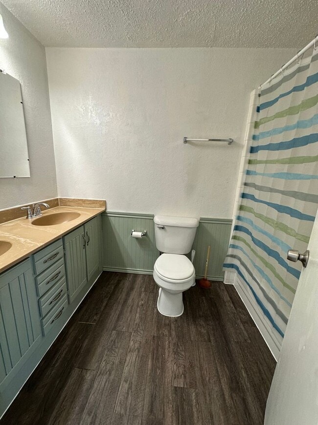 Building Photo - 4 Bed, 2 Bath house w/1 car garage