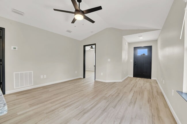 Building Photo - 3 Bed 2 Bath Duplex