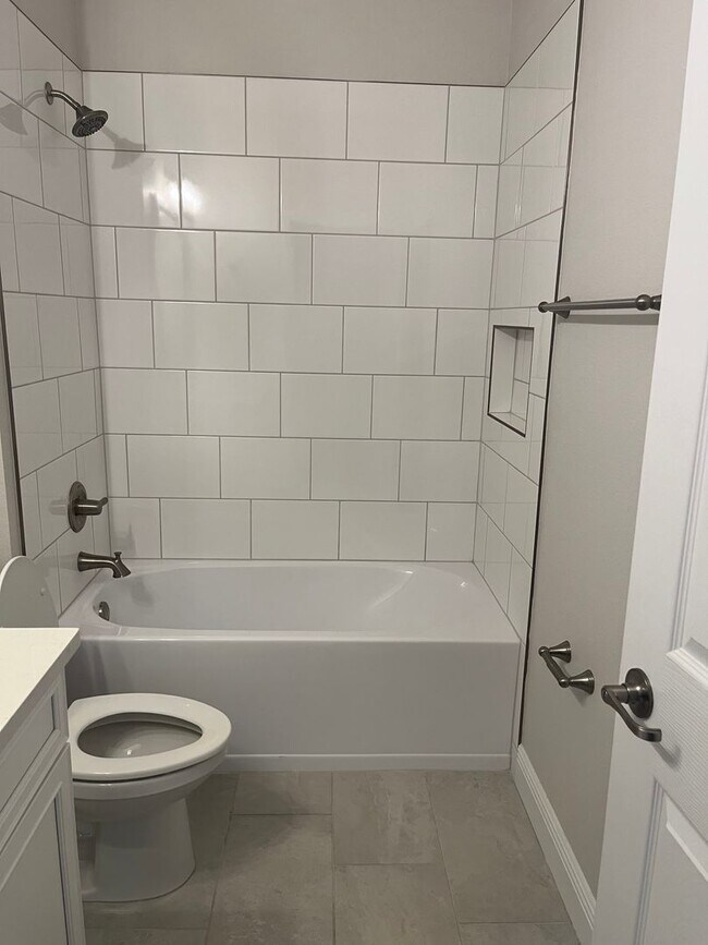 Building Photo - Beautiful home located in desirable Waters...