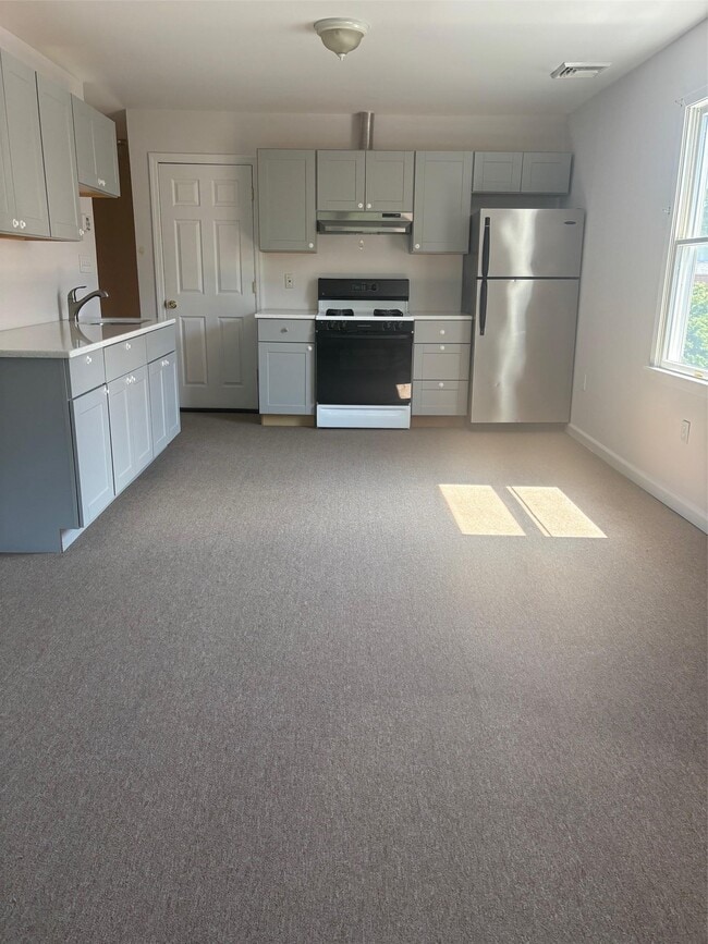 Building Photo - 679 Montauk Hwy