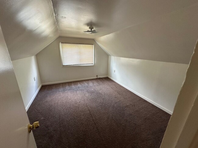 Building Photo - House for rent: Four bedroom,One bath, sto...