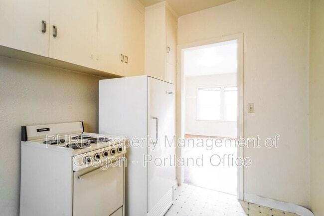 Building Photo - 715 NE 20th Ave