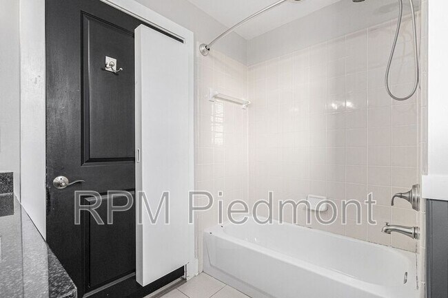 Building Photo - 925 Garrett St