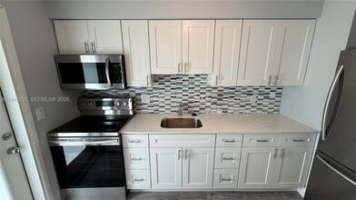 Building Photo - 2115 NE 42nd Ct