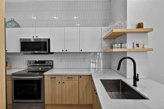 Building Photo - 15 NE 20th Ave