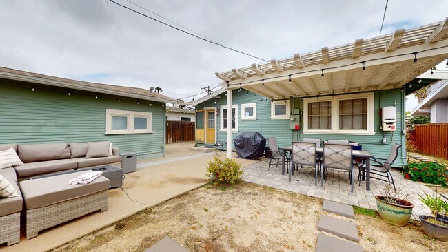 Building Photo - Charming Historic Craftsman