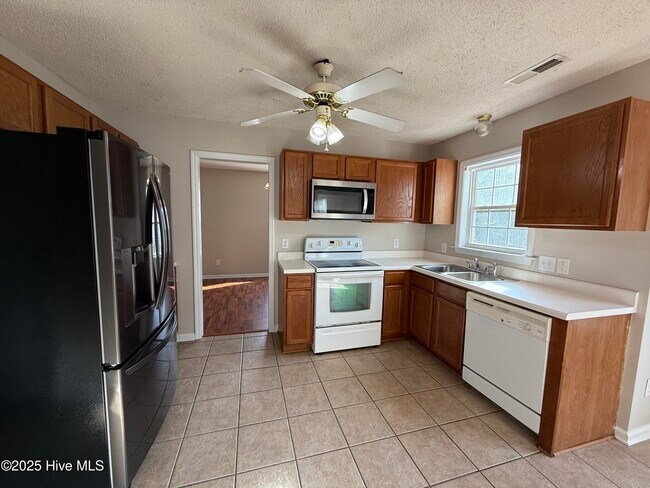 Building Photo - 142 Forest Bluff Dr
