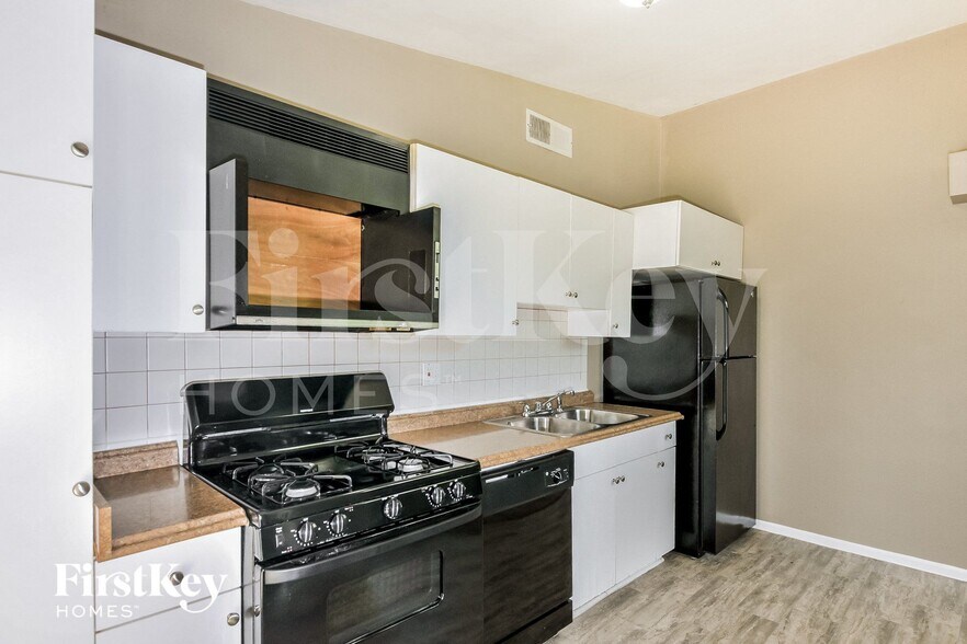 Building Photo - 2420 Cherry