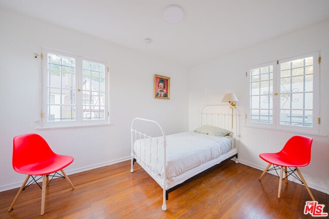 Building Photo - 3015 Beachwood Dr