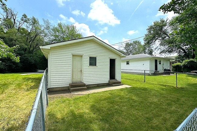 Building Photo - 2194 N Riley Ave