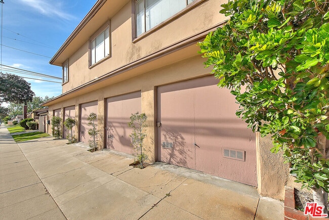 Building Photo - 3701 Coliseum St