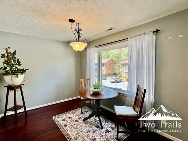 Building Photo - CHARMING UPSTAIRS CONDO IN HENDERSONVILLE