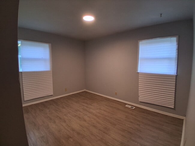 Building Photo - 804 Knollcrest-