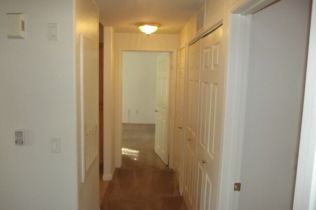 Building Photo - 1050 E Cactus Ave