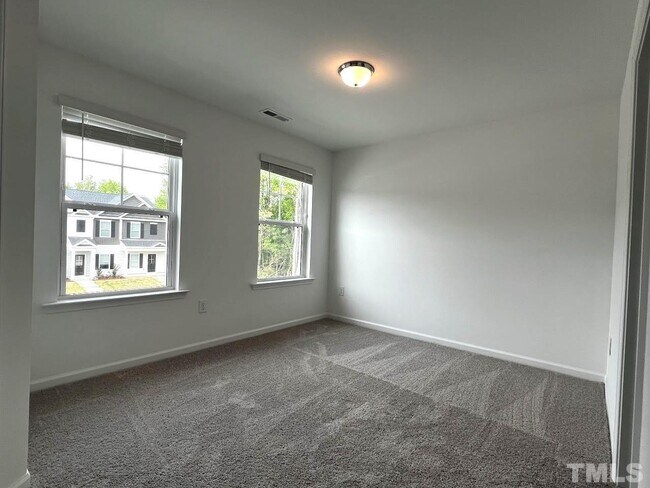 Building Photo - 3 Bedroom Townhome for Sale