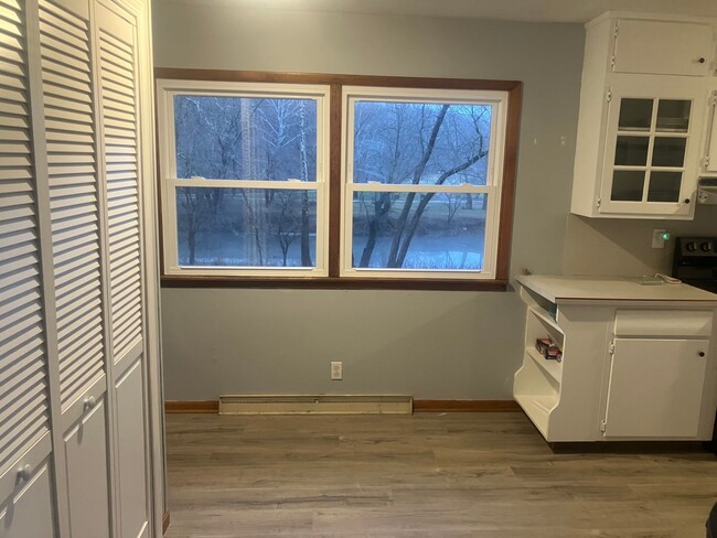 Building Photo - Fully furnished three bedroom for short term