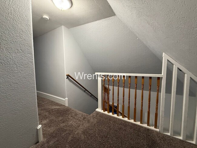 Building Photo - Full of Historic Charm & Character - Perry District  3 Bed/1 Bath Home