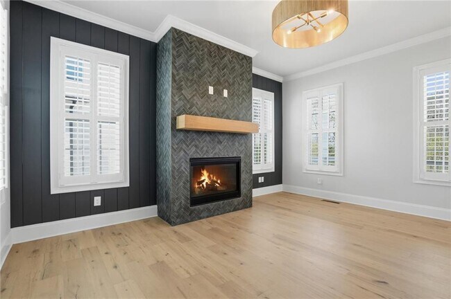 Building Photo - 1254 Six Sisters St