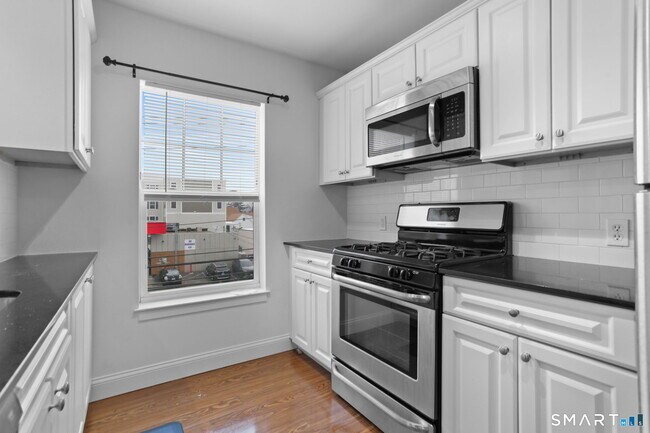 Building Photo - 947 Hope St