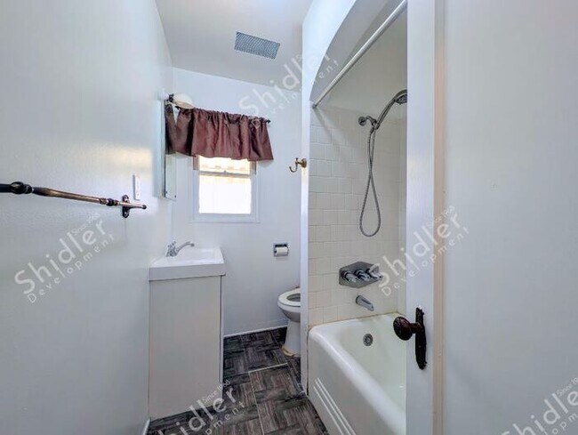 Building Photo - 2 Bedroom 1 Bath and 2 Massive Yard in North San Bernardino