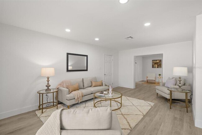 Building Photo - 4135 Des Moines St NE