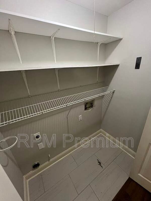 Building Photo - 13235 Country Park Ave