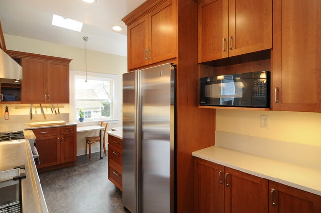 Building Photo - Beautiful Craftsman Home in Desired Neighb...