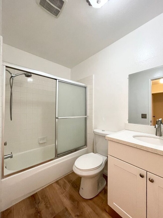 Building Photo - Sweet Remodeled 2 bedroom 1.5 Bath Stand-A...