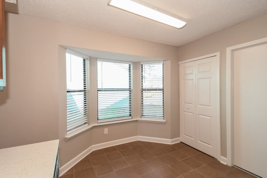 Building Photo - 7974 Amandas Crossing Dr E