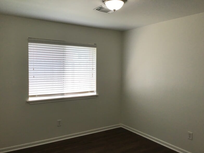 Building Photo - 327 Leisure Ln