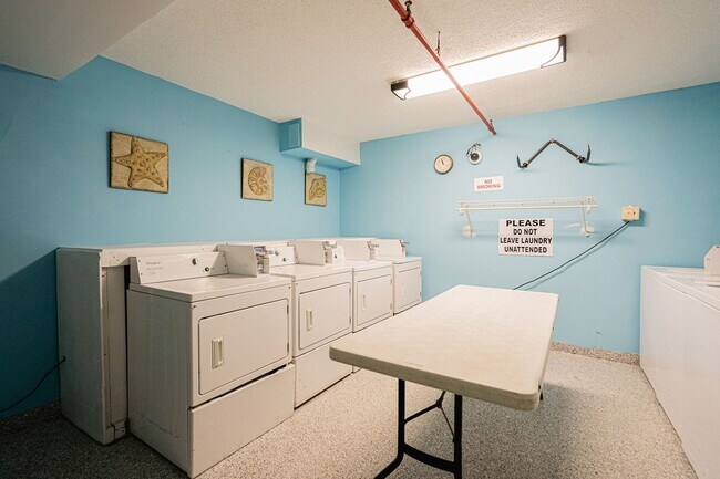 Building Photo - Beachfront Unit in Daytona Beach