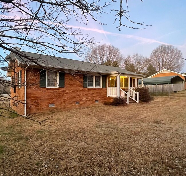 Building Photo - Three bedroom, 1 bath brick ranch in Liberty