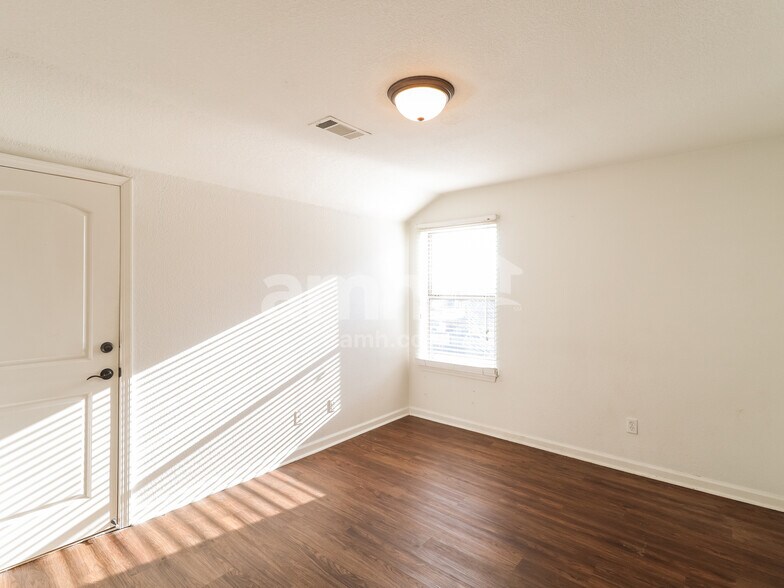Building Photo - 440 Green Willow Cv