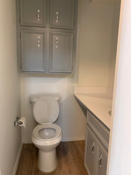 Building Photo - 902 W Edgewater St