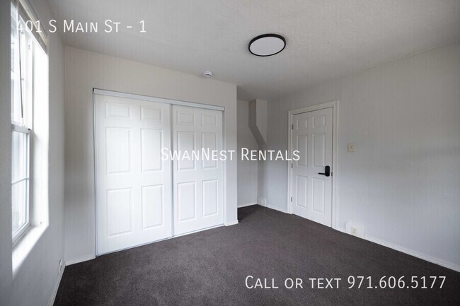 Building Photo - 401 S Main St