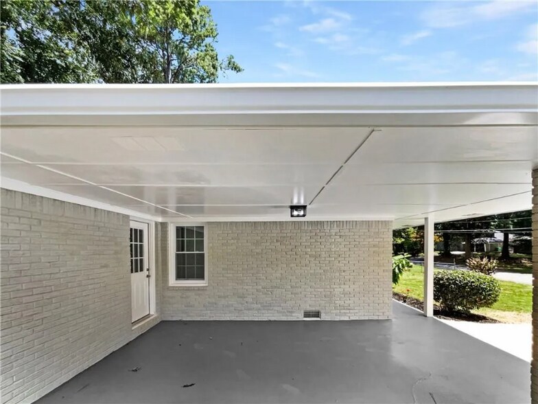 Building Photo - 2685 Rainbow Ridge Rd