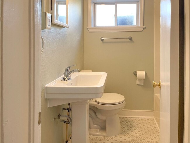 Building Photo - 801 Calhoun St