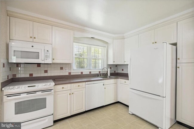 Building Photo - 5916 Greentree Rd