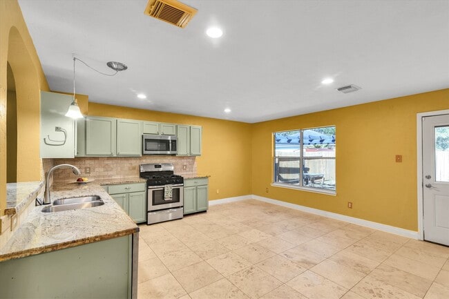 Building Photo - 914 Ivycroft Ln