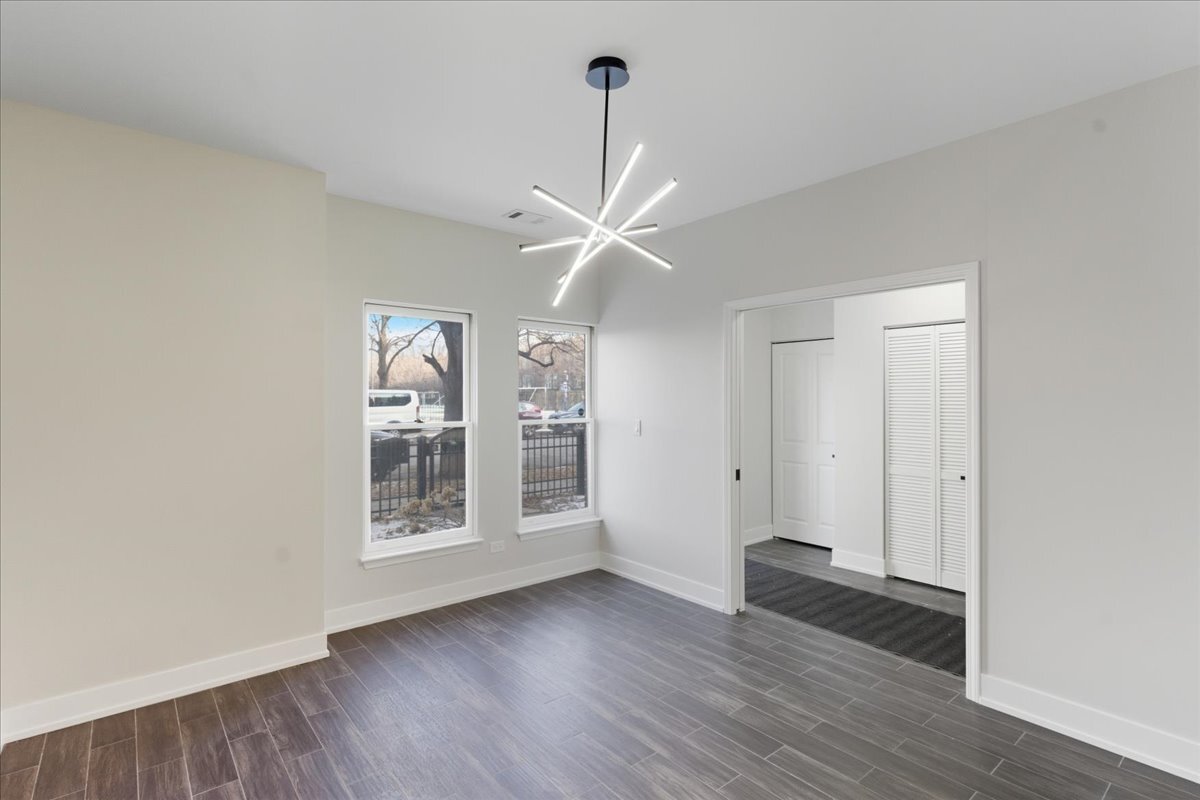 Building Photo - 841 W 14th Pl