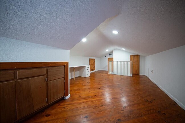 Building Photo - 8826 Robindell Dr