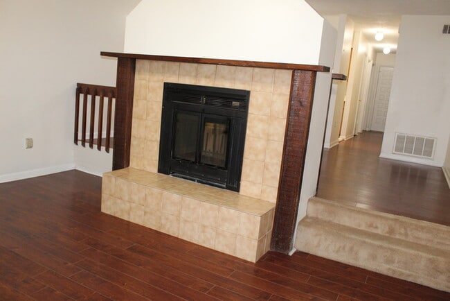 Building Photo - Remoldel Town Home