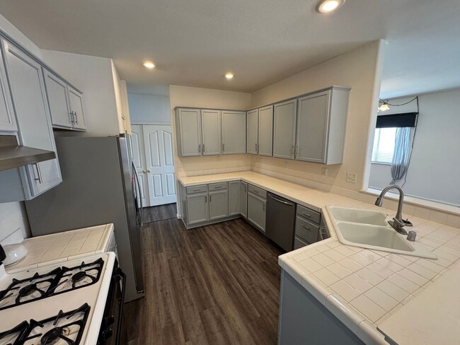 Building Photo - Quiet Home on Cul-De-Sac Available now!!