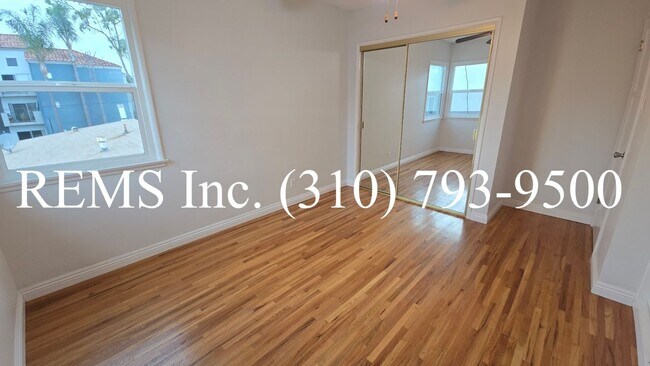 Building Photo - Bright and Renovated Upstairs Apartment w/ Laundry & Parking